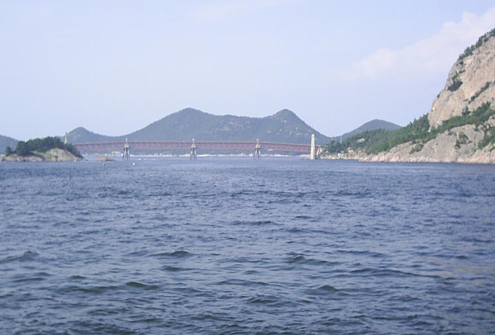 從海上望向群山仙遊島與長子島之間的跨海橋與岩山