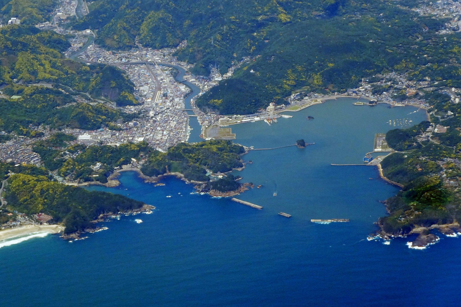 空中俯瞰下田港與下田市街