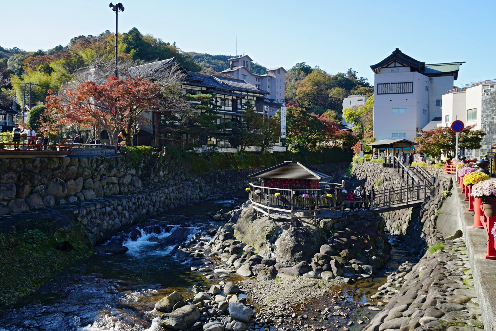 修善寺溫泉桂川河畔的獨鈷之湯與溫泉街