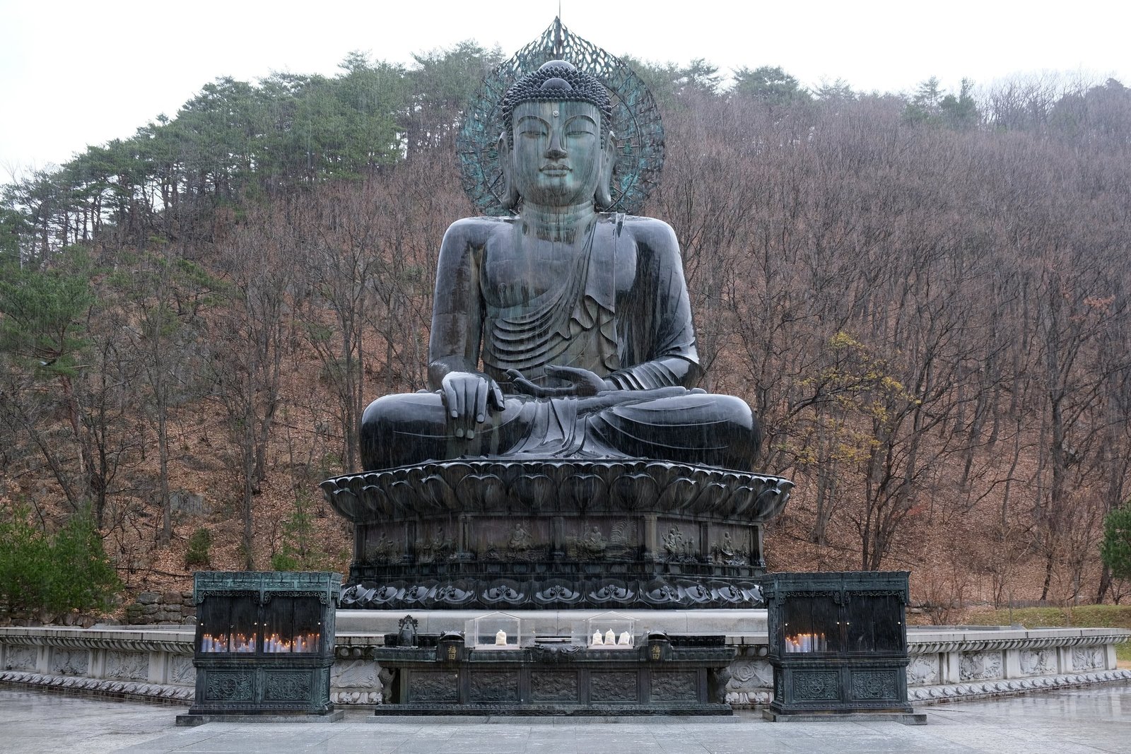 雪嶽山國立公園新興寺前的青銅統一大佛