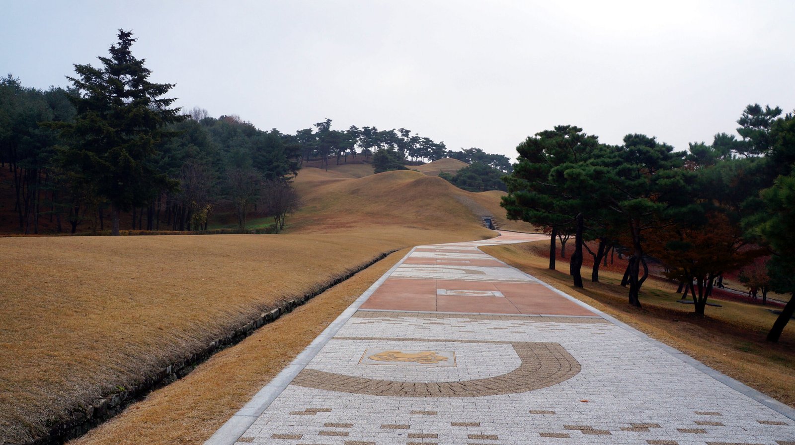 宋山里古墳群公園步道與遠方墳丘
