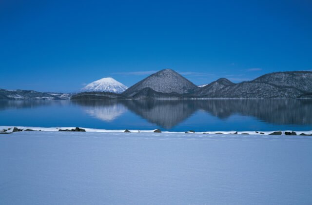 冬季洞爺湖與中島，遠方羊蹄山