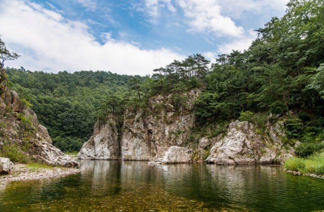蔚珍王避川溪谷的岩壁與清澈河水