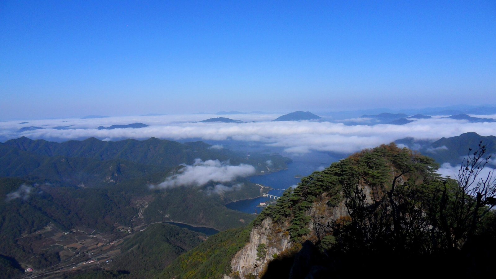 從月岳山俯瞰忠州湖與雲海、山稜與湖灣交錯