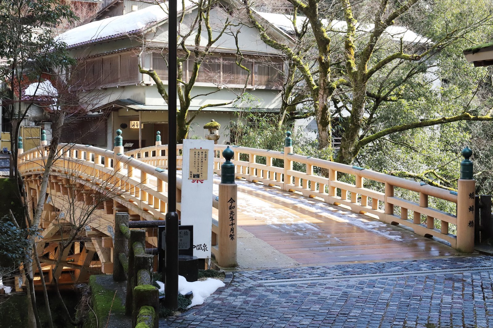 山中溫泉鶴仙溪こおろぎ橋，木造朱紅色拱橋橫跨溪谷