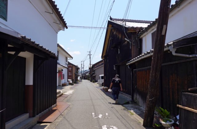和歌山縣湯淺町重要傳統的建造物群保存地區的黑板壁土藏與醬油老街