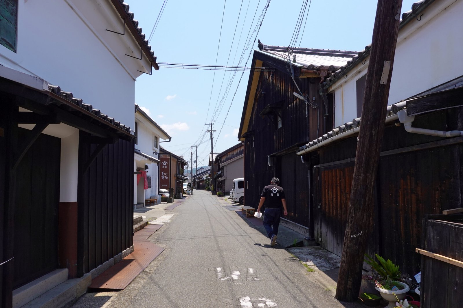 和歌山縣湯淺町重要傳統的建造物群保存地區的黑板壁土藏與醬油老街