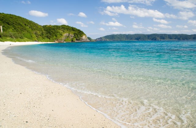 沖繩座間味島古座間味海灘的翡翠藍海景
